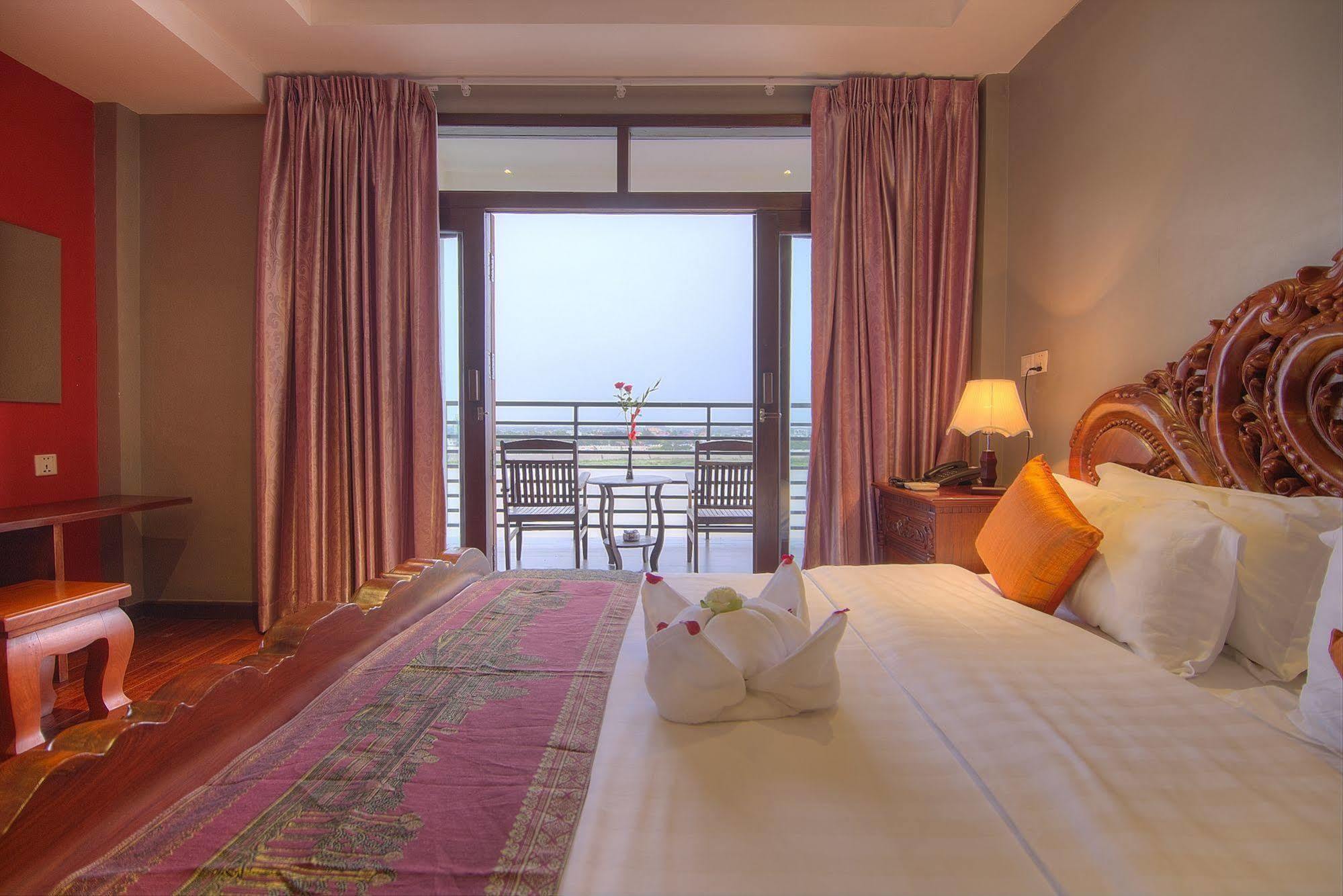 Le Grand Mekong Hotel Phnom Penh Bagian luar foto